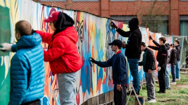 Ahoj-Brause kooperiert mit Jugendverein und lässt 60 Meter langes Graffiti sprühen - 60 Meter lang erstreckt sich das Graffiti, das aus der Kooperation von Ahoj-Brause und Gangway e.V. entstand - Quelle: Ahoj-Brause / Nils Leon Brauer.